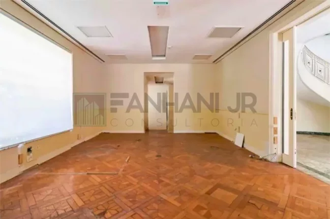 Imagem Casa Comercial para Locação em São Paulo-SP, no Jardim América: 10 Salas, 5 Banheiros, 20 Vagas de Garagem, 835m² de Área