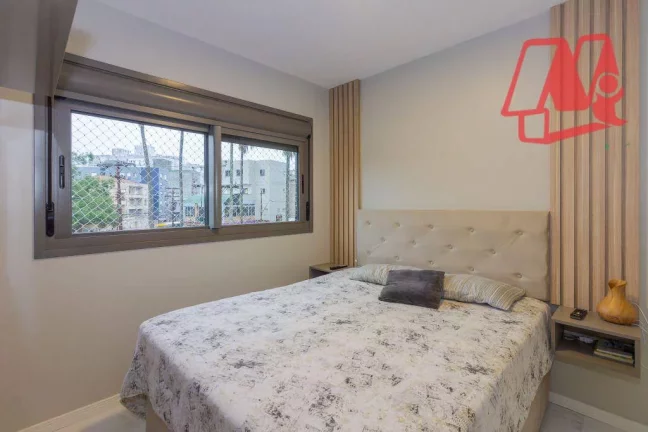 Imagem No bairro Farroupilha, 3 dormitórios, vaga e infraestrutura