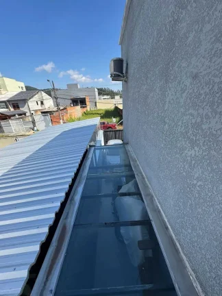 Imagem Sobrado com 2 dormitórios sendo 1 suíte e 1 demi, 2 vagas - Rio Pequeno em Camboriú