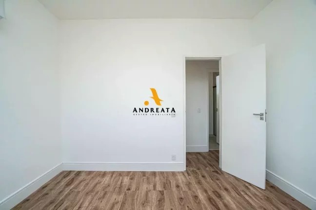Imagem Apartamento espaçoso com 130m²; 4 quartos, sendo 1 suíte; 2 banheiros, 1 lavabo e um banheiro de serviço.