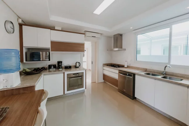 Foto do imóvel: Mansão Mobiliada à Venda em Jurerê Internacional – Amoraeville | 5 Suítes,