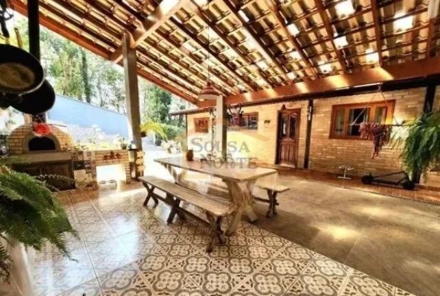 Imagem Casa de alto padrão com 178m² de área construída em terreno de 1.208m², localizada em condomín...