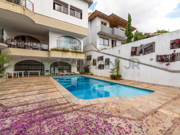 Imagem VENDO CASA CIDADE JARDIM - Próximo à Praça Alfredo Volpi. A casa possui 04 suítes sendo uma master e uma suíte com sala íntima, living para três am