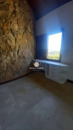 Imagem Casa de Alto Padrão Reformada com 3 Suítes no Condomínio Flamboyant Atibaia