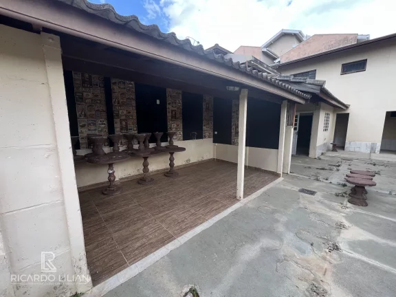 Imagem Casa com um dormitório, sala, cozinha, banheiro, churrasqueira e canil com vários boxes