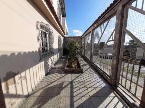 Imagem Charmosa casa de dois andares com câmera de segurança e seis dormitórios em bairro tranquilo de Barbacena/MG