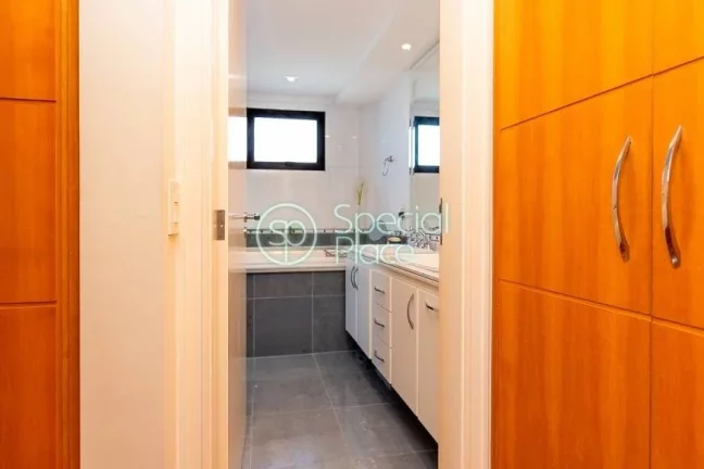 Imagem Cobertura duplex com lazer privativo, piso superior com ares de casa, possui um living amplo para tr...