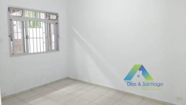 Imagem Linda casa 3 dormitórios,sendo 1 suite, 3 vagas de garagem, lavanderia, quintal com localização privilegiada fácil acesso a comércios .