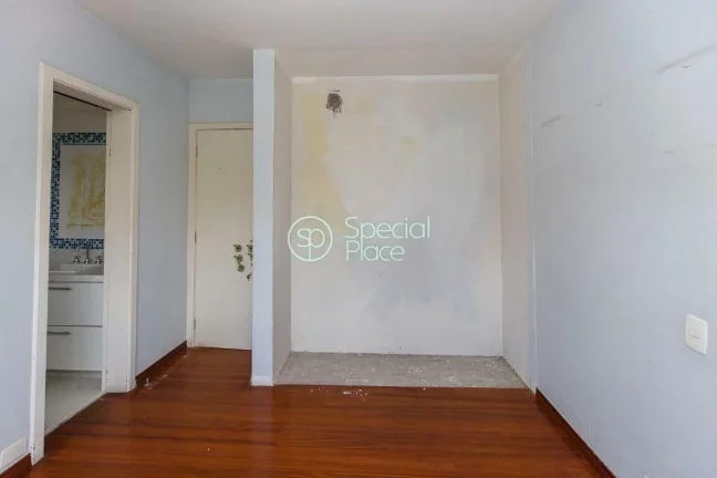 Imagem Amplo apartamento à venda com 4 quartos, sendo 3 suítes, e 4 banheiros no total. Este apartamento ...