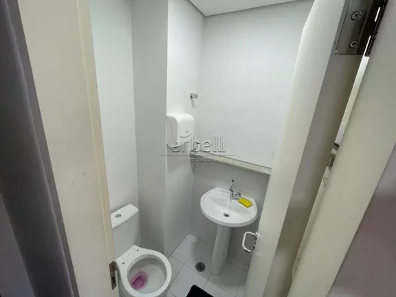 Imagem Apresentamos esta sala comercial de 33 metros quadrados, 1 banheiro e 1 copa, além de 1 vaga de gar...