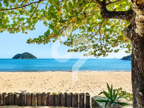 Imagem Aconhegante residência de praia, pé na areia e vista fascinante para o mar à venda em São Sebastião