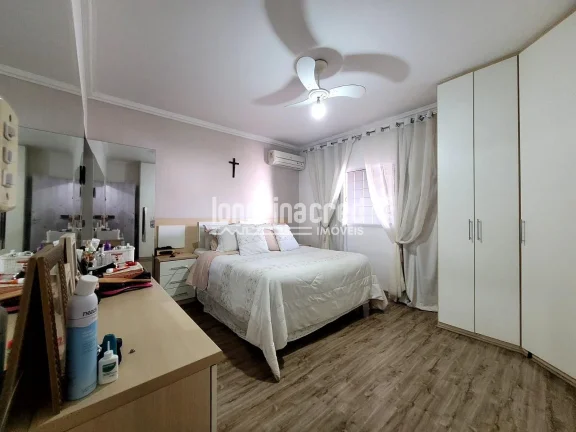Imagem Excelente casa na Zona Norte de Londrina com 3 dormitórios (1 suíte), edícula, área gourmet, 3 vagas, ar-condicionado, câmeras e portão eletrônico!