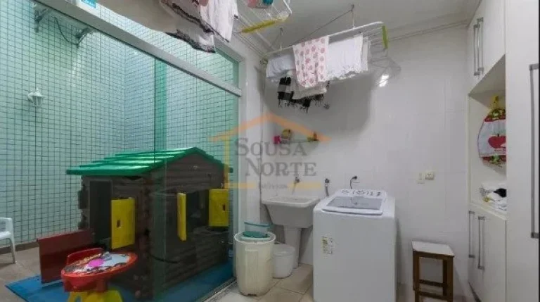Imagem Casa de condomÃ­nio, com 3 dormitÃ³rios, sendo 3 suÃ­tes, 5 banheiros, possui amplos ambientes, armÃ...