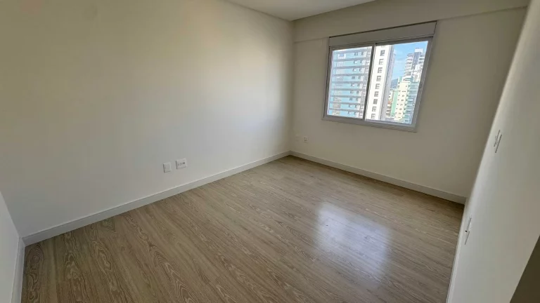 Imagem Apartamento com 4 suítes e 2 vagas de garagem no Centro em Itapema/SC