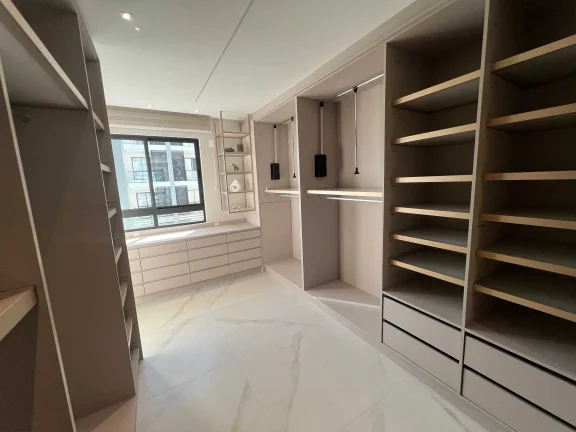 Imagem Apartamento mobiliado com 2 suítes e 2 vagas de garagem na Praia Brava em Itajaí