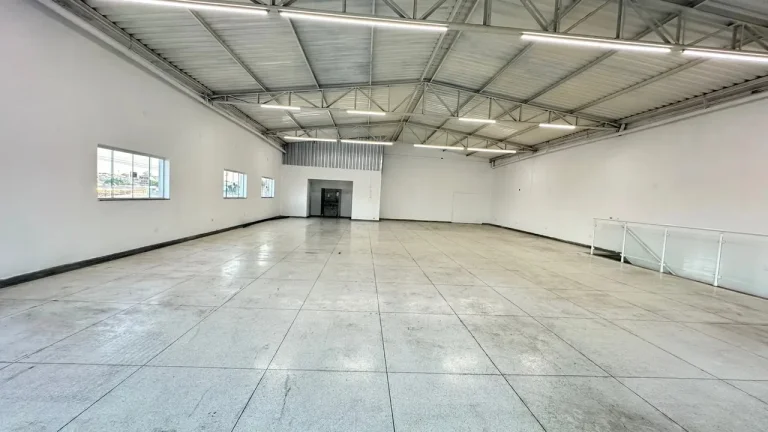 Imagem Salão Comercial de Alto Padrão para Locação em Sorocaba-SP, Jardim Maria Eugênia: 1 Sala, 2 Banheiros, 250m² de Área.