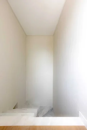 Imagem Sobrado Geminado, novo! Com 4 suítes e 2 vagas de garagem no Centro de Balneário Camboriú