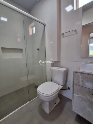 Apartamento Aconchegante: 3 Dormitórios, 1 Suíte e Sacada Próximo a Comércio !