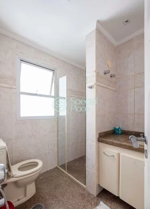 Imagem Apto amplo e iluminado com 220m² muito bem localizado numa via super arborizada. Living amplo para ...