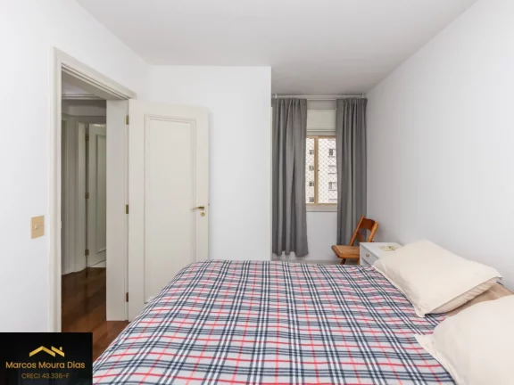 Imagem Apartamento na Pompéia, com 3 dormitórios, 1 suíte, e 2 vagas e dependência de serviço completa. Edifício com Portaria 24 hs, Gerador e Lazer