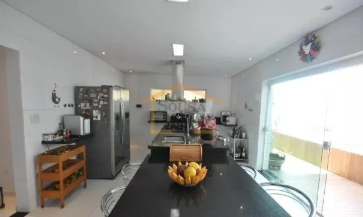 Imagem Sobrado com 250 m². O imóvel possui 3 dormitórios, sendo 3 suítes, totalizando 5 banheiros, alé...