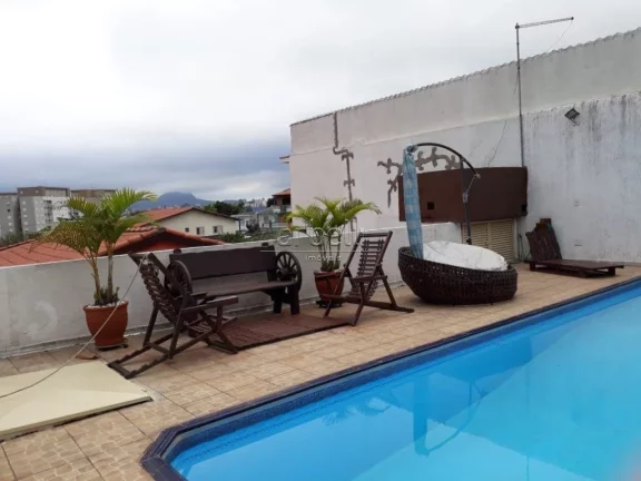 Imagem Casa com 460 metros quadrados de área total e 250 metros quadrados de área construída. Com 4 dorm...