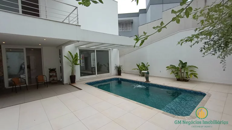 Imagem Casa com 3 suítes e piscina em condomínio de alto padrão na Granja Viana