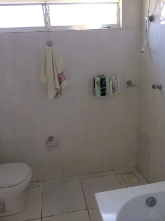 Imagem oportunidade! Ótima casa no centro de Atibaia com 287 m2 de terreno, quintal e porão