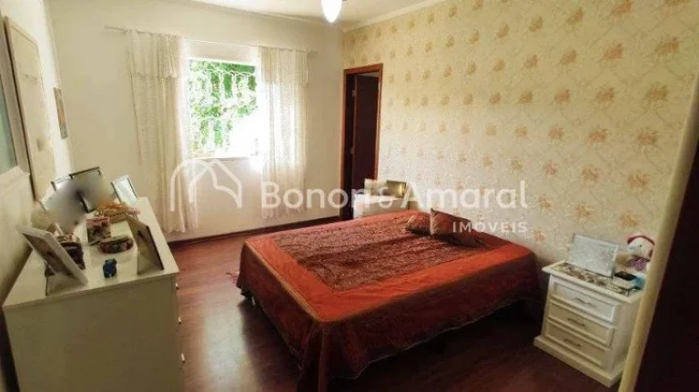 Imagem Casa com vista panorâmica para bosque, construída em rua tranquila sem saída. Na área social, en...