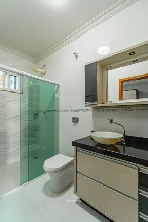 Imagem Venda de Sobrado de Alto Padrão no Clube Náutico, Toledo-PR: 3 Quartos, 1 Suíte, 2 Salas, 3 Banheiros, 4 Vagas, 193m².