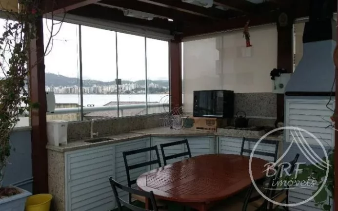 Imagem Vendo excelente apartamento com terraço e piscina, totalmente plano em excelente localização a 200 metros da Beira mar do Estreito Florianópolis SC co