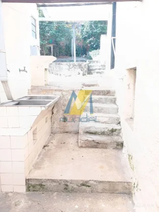 Imagem Casa Espaçosa com Edícula e Ambientes Independentes - Excelente Local.