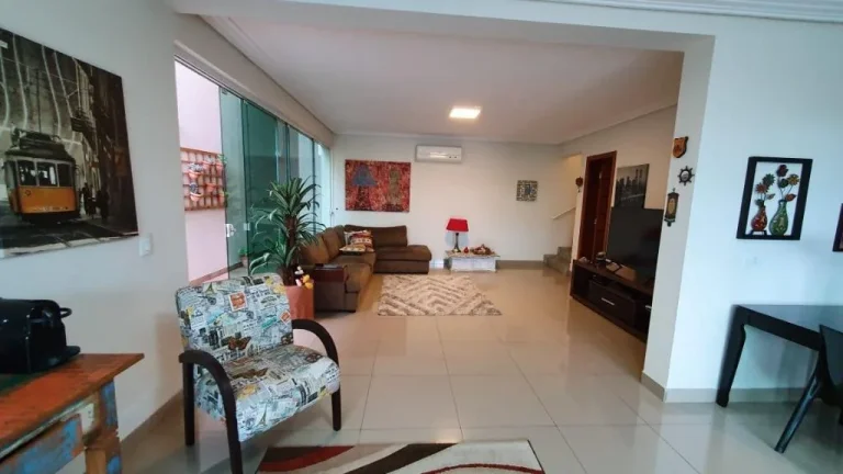 Imagem Sobrado em condomínio fechado com 404m² de terreno e 480m² de área útil contendo. No primeiro p...
