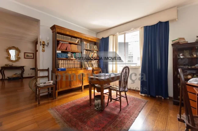 Imagem Belíssimo apartamento, amplo e bem distribuído, totalmente reformado, living para 02 ambientes, te...