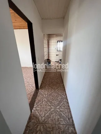 Imagem Casa ampla de 2 pisos, pronta para morar e escriturada! 4 quartos, 3 banheiros, área com vista para Londrina e dependência para reformas. Garagem inclusa!