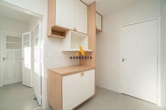 Imagem Apartamento espaçoso com 130m²; 4 quartos, sendo 1 suíte; 2 banheiros, 1 lavabo e um banheiro de serviço.