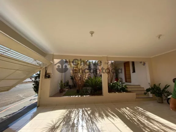 Imagem Casa com entrada paisagistica e area de lazer completa.