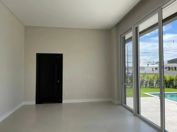 Imagem Casa nova com 4 suítes e 4 vagas privativas de garagem em condomínio fechado em Camboriú/SC