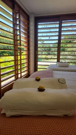 Imagem Casa alto padrão localizada em Praia do Forte condomínio com acesso ao mar Praia Bella.