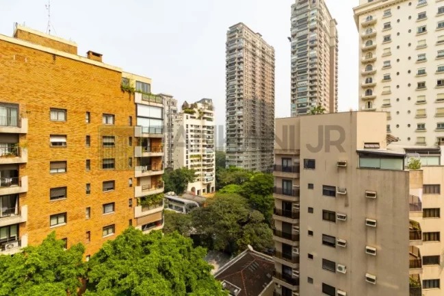 Imagem Venha se surpreender com essa incrível residência de luxo! Com 3 suítes espaçosas, sendo a suíte do casal com 2 banheiros, você terá todo o conforto