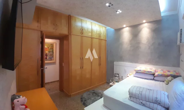 Imagem Apartamento à venda com 3 Suítes e na quadra da praia no Embaré de Santos/SP