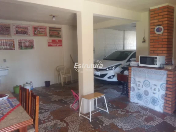 Casa 4 dormitórios com pátio e garagem para 3 carros. Ótima localização, próximo