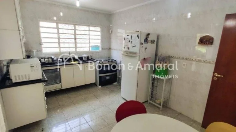 Imagem Casa com vista panorâmica para bosque, construída em rua tranquila sem saída. Na área social, en...