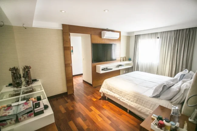 Imagem Apartamento 290M², 1 Por Andar, 3Q, 3 Suítes, 3 Banheiros, 4 Vagas, Academia, Piscina, Piscina Aquecida, Quadra, Salão de Jogos e Festas, Closet.