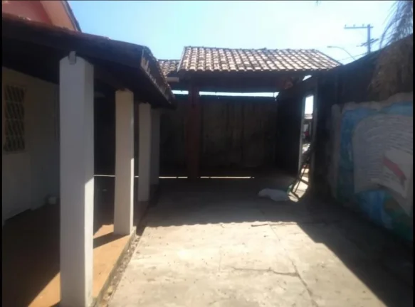 Imagem Casa disponível para venda e locação no bairro Anhumas.Conta 03 dormitórios, um banheiro social,...