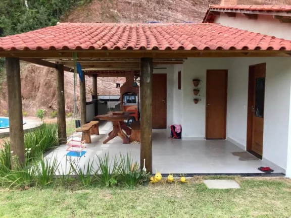 Imagem Sitio com ampla casa térrea com varanda ampla lateral.