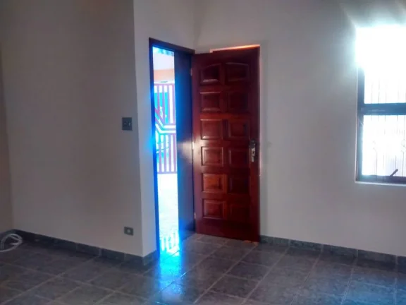 Imagem A casa tem uma garagem para dois carros, sendo um portão automático e o outro comum. Tem sala, coz...