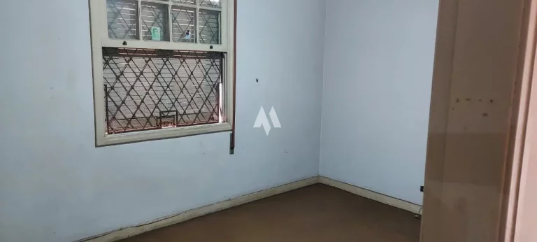 Imagem Casa com ótima localização na Avenida Afonso Pena com 03 Quartos + edícula á venda em Santos