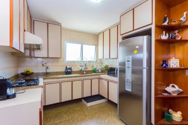 Imagem Ótimo apartamento com 159m2 de área privativa, 4 dormitórios ( 1 suíte ) e 2 vagas na garagem. L...