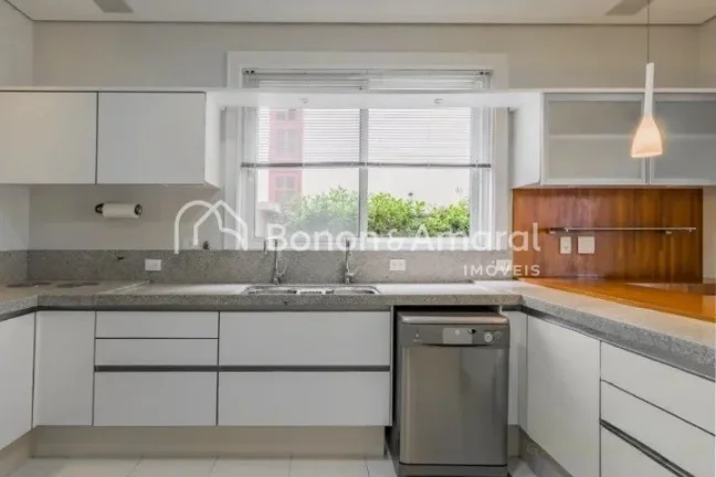 Imagem Sobrado amplo e luxuoso, com área construída de 835 m².

A residência possui no piso superior 4 ...